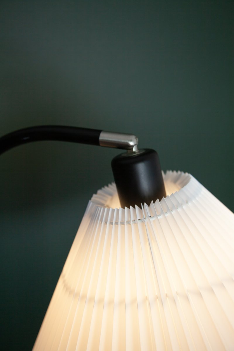 Medina Noir lampadaire De Halo Design - Il est recommand&eacute; de le placer comme lampe de lecture &agrave; c&ocirc;t&eacute; du canap&eacute; ou comme d&eacute;tail d'ameublement d&eacute;coratif dans le salon.