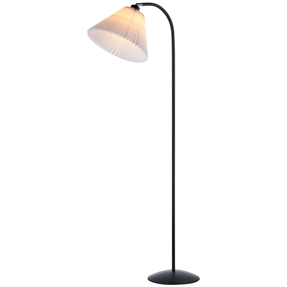 Medina Noir lampadaire De Halo Design - Il est recommand&eacute; de le placer comme lampe de lecture &agrave; c&ocirc;t&eacute; du canap&eacute; ou comme d&eacute;tail d'ameublement d&eacute;coratif dans le salon.