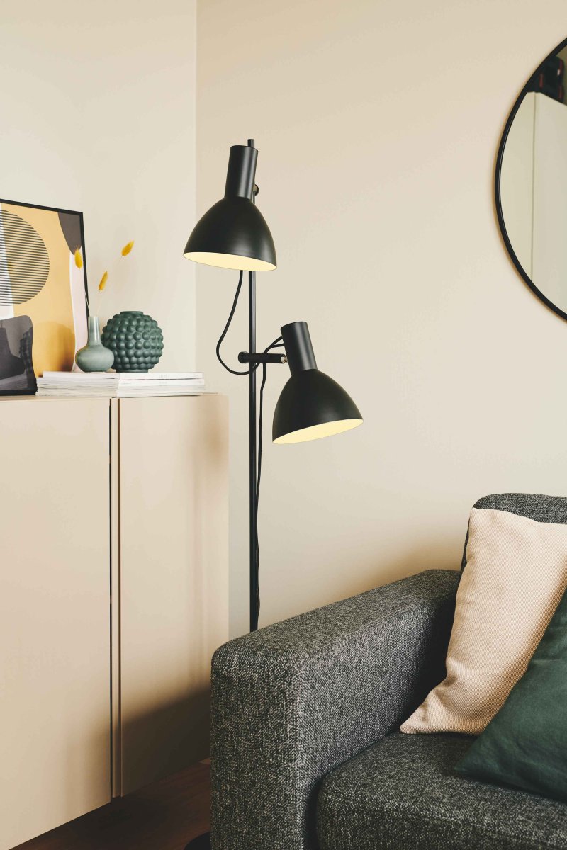 Baltimore 2 Noir lampadaire De Halo Design - Il est recommand&eacute; de le placer comme lampe de lecture &agrave; c&ocirc;t&eacute; du canap&eacute; ou dans le salon, o&ugrave; il fournit non seulement un &eacute;clairage agr&eacute;able mais repr&eacute;sente &eacute;galement un d&eacute;tail int&eacute;rieur &eacute;l&eacute;gant.