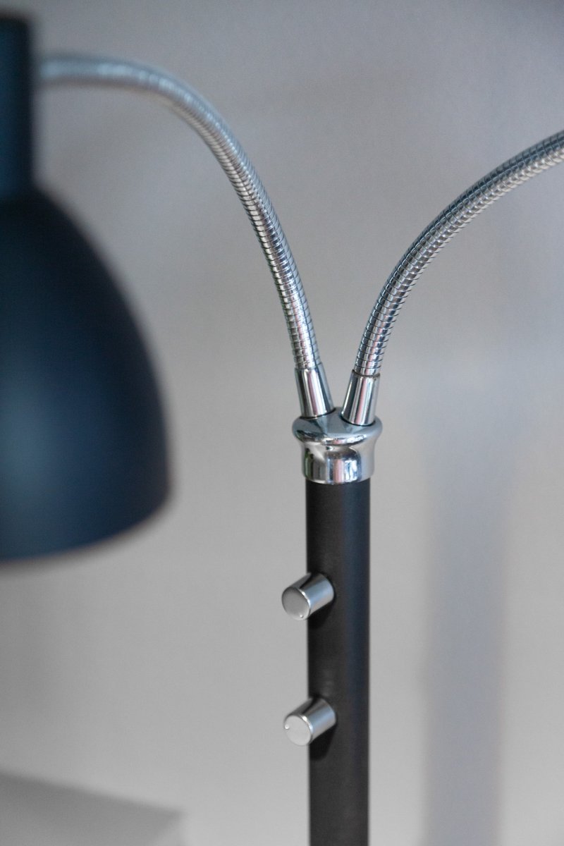 Hudson 2 Noir lampadaire De Halo Design - Une combinaison parfaite de style et de fonctionnalit&eacute; qui ajoute &agrave; la fois &eacute;l&eacute;gance et &eacute;clairage pratique &agrave; votre maison.