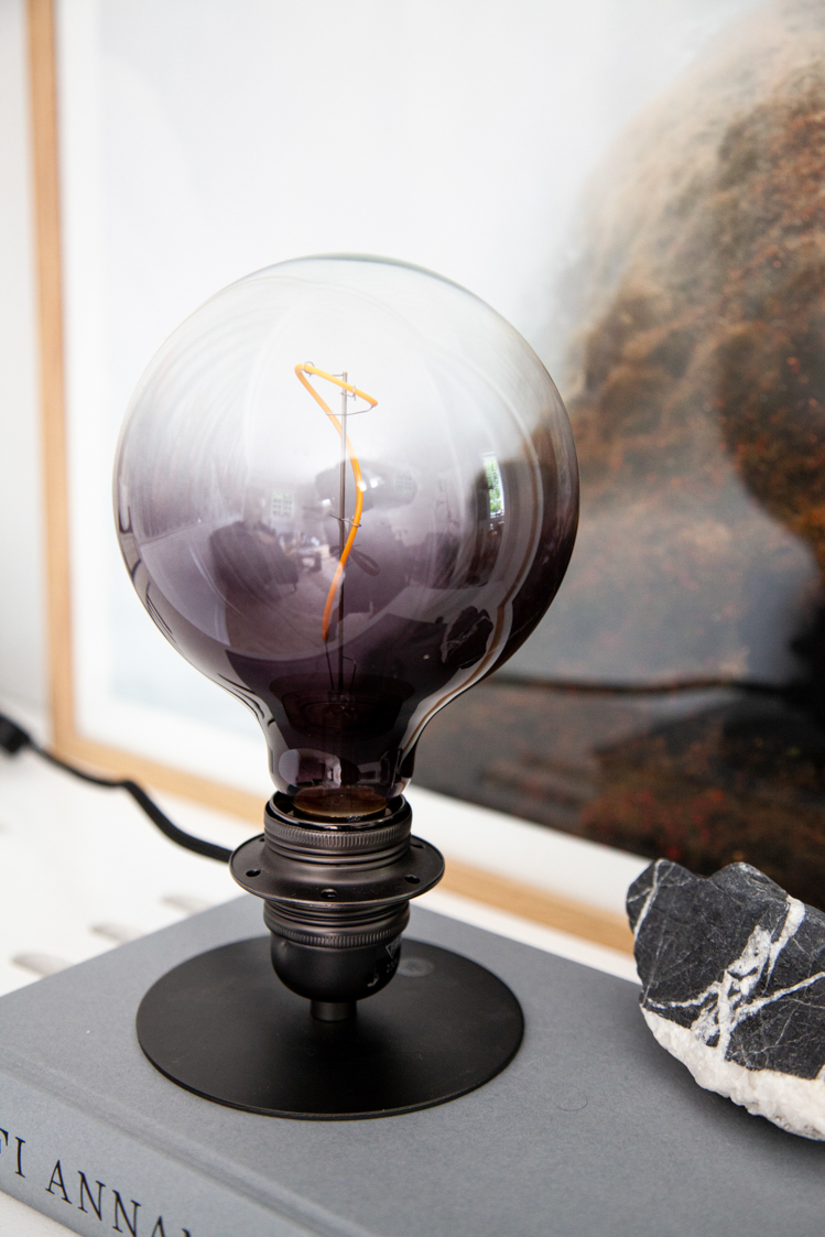 Combi 7cm Argent foncé lampe de table De Halo Design - Combi a un design industriel avec ses formes classiques et sa surface métallique.