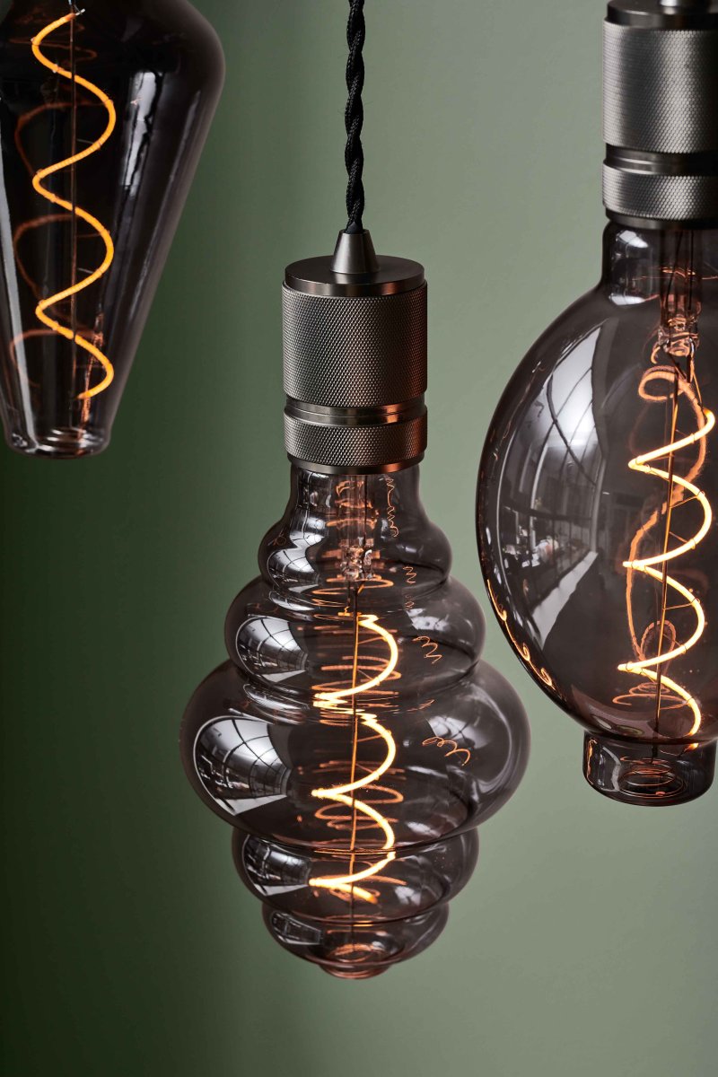 Halo Ø5 Gris foncé suspension De Halo Design - Le mat&eacute;riau de base en m&eacute;tal robuste et gris fonc&eacute; donne un look sophistiqu&eacute; qui s'int&egrave;gre parfaitement au-dessus de la cuisine, dans le couloir ou dans le cadre d'un &eacute;clairage de groupe.