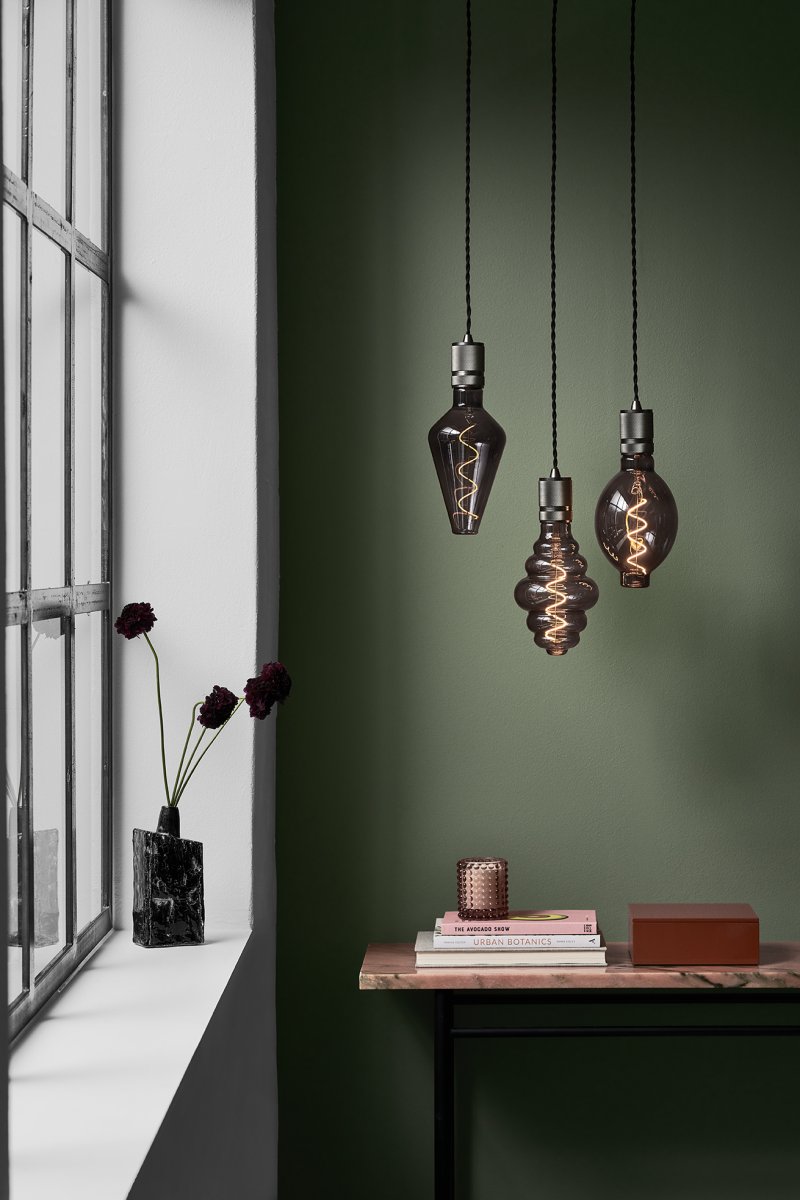 Halo Ø5 Gris foncé suspension De Halo Design - Le mat&eacute;riau de base en m&eacute;tal robuste et gris fonc&eacute; donne un look sophistiqu&eacute; qui s'int&egrave;gre parfaitement au-dessus de la cuisine, dans le couloir ou dans le cadre d'un &eacute;clairage de groupe.