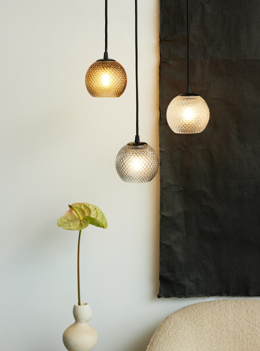 Nobb Ø12 Clair suspension De Halo Design - Le motif &agrave; carreaux d&eacute;coratif cr&eacute;e une lumi&egrave;re chaleureuse et invitante, parfaite pour la cuisine, le salon et la salle &agrave; manger.