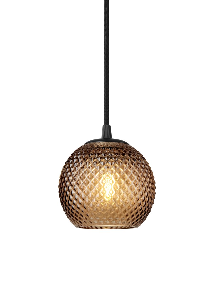 Nobb Ø12 Ambre suspension De Halo Design - Le motif &agrave; carreaux d&eacute;coratif cr&eacute;e une lumi&egrave;re chaleureuse et invitante, parfaite pour la cuisine, le salon et la salle &agrave; manger.