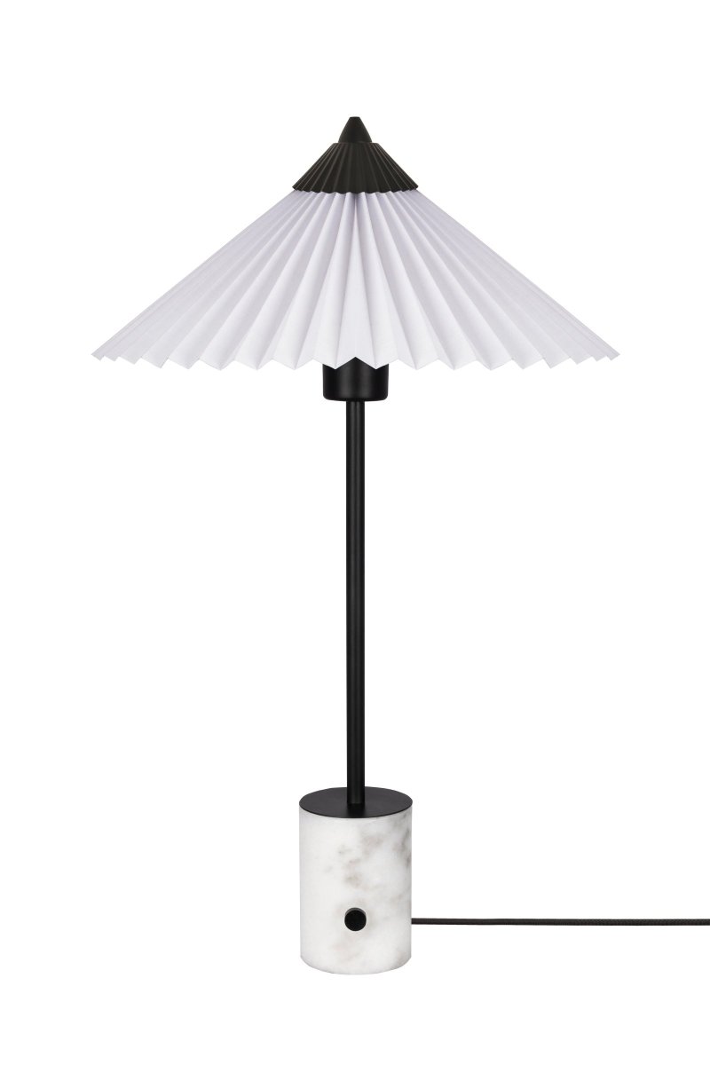 Matisse 50cm Blanc lampe de table De Globen Lighting - La lampe est dot&eacute;e d'un abat-jour en textile blanc pliss&eacute; et est d&eacute;cor&eacute;e d'un dessus pliss&eacute; assorti en m&eacute;tal peint en noir mat.
