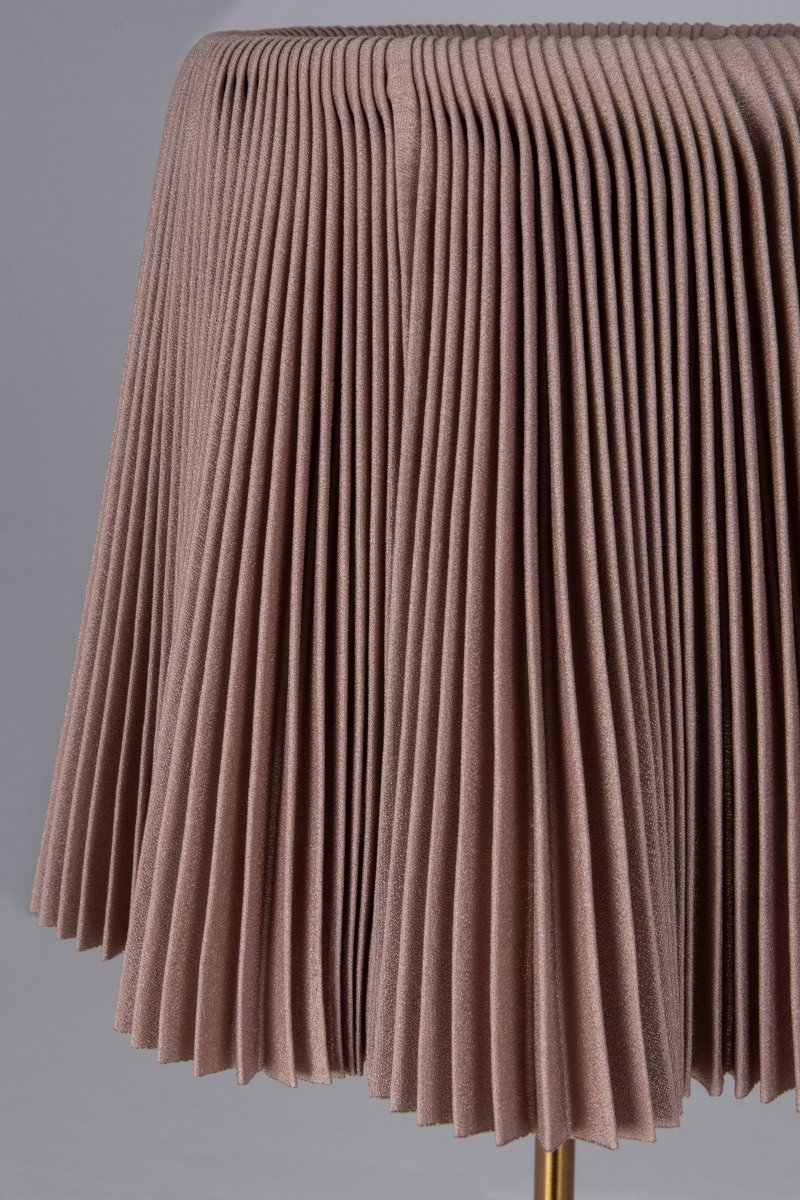 Edith 50cm Brun lampe de table De Globen Lighting - Edith est dot&eacute;e d'un c&acirc;ble textile nacr&eacute; torsad&eacute; de 200 cm de long avec un interrupteur.