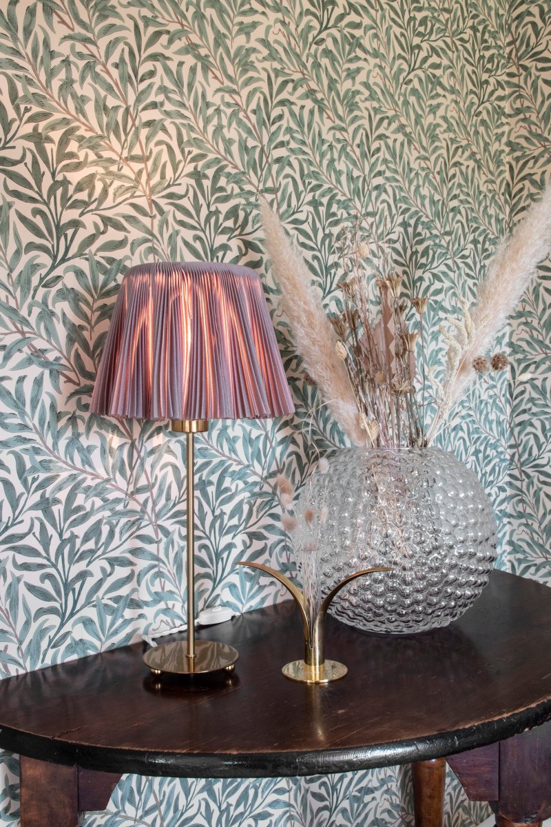 Edith 50cm Brun lampe de table De Globen Lighting - Edith est dot&eacute;e d'un c&acirc;ble textile nacr&eacute; torsad&eacute; de 200 cm de long avec un interrupteur.