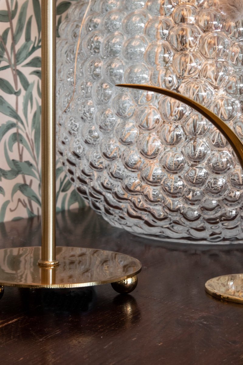 Edith 50cm Brun lampe de table De Globen Lighting - Edith est dot&eacute;e d'un c&acirc;ble textile nacr&eacute; torsad&eacute; de 200 cm de long avec un interrupteur.