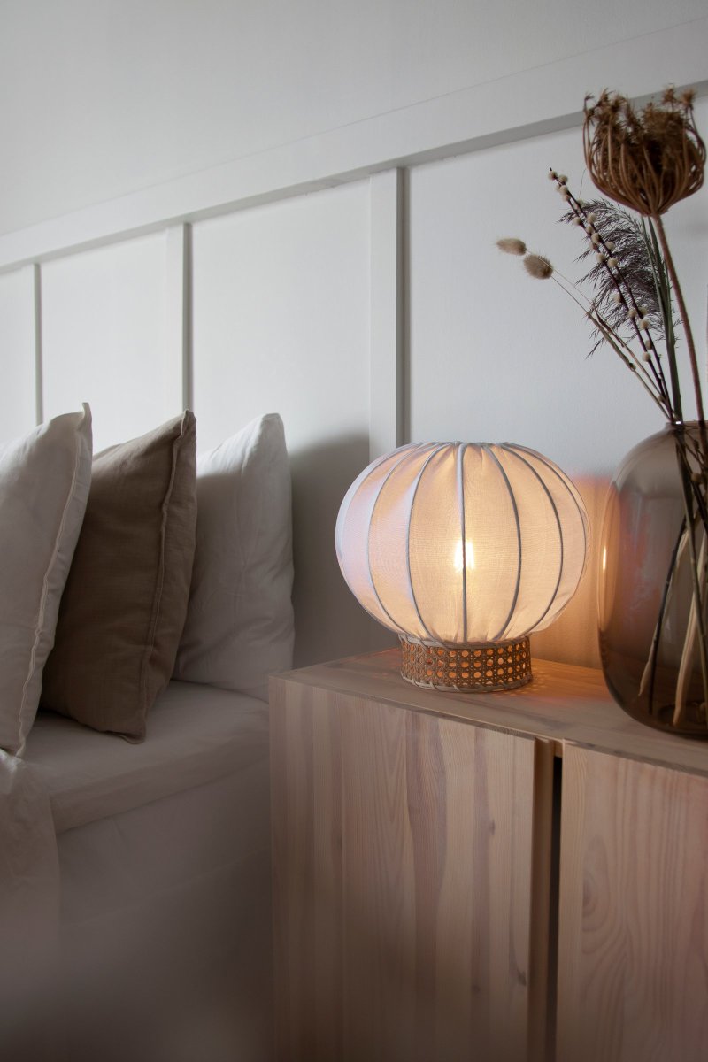 Yokohama 30cm Nature lampe de table De Globen Lighting - L'abat-jour est en tissu de lin blanc et poss&egrave;de une base de lampe en rotin contrastante.
