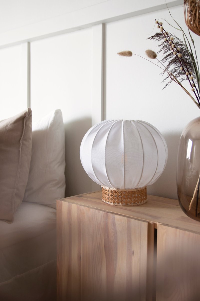 Yokohama 30cm Nature lampe de table De Globen Lighting - L'abat-jour est en tissu de lin blanc et poss&egrave;de une base de lampe en rotin contrastante.