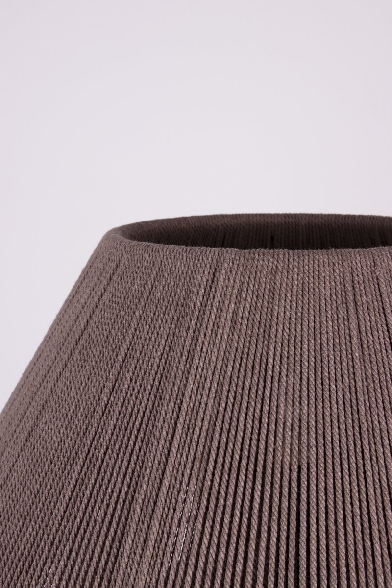 Anna 32cm Brun lampe de table De Globen Lighting - Le fil qui compose la lampe a &eacute;t&eacute; enroul&eacute; &agrave; la main.