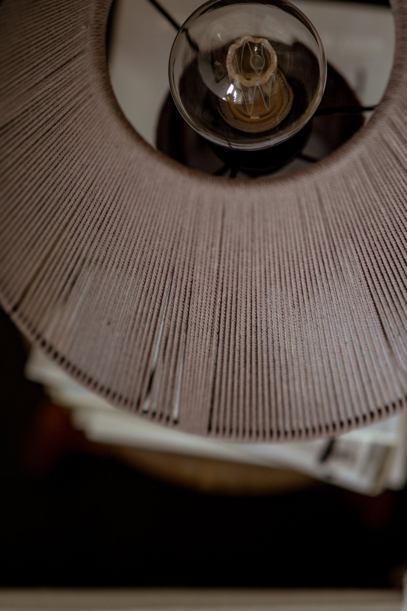 Anna 32cm Brun lampe de table De Globen Lighting - Le fil qui compose la lampe a &eacute;t&eacute; enroul&eacute; &agrave; la main.