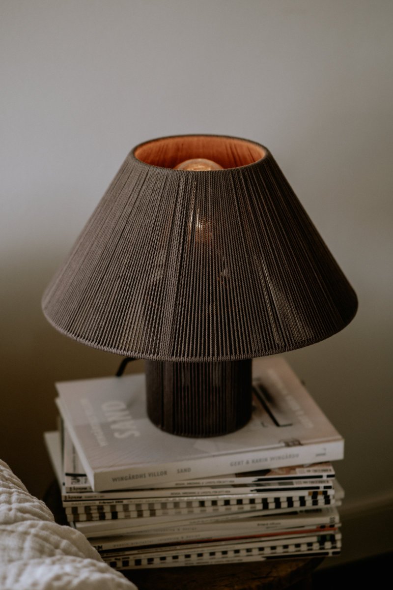 Anna 32cm Brun lampe de table De Globen Lighting - Le fil qui compose la lampe a &eacute;t&eacute; enroul&eacute; &agrave; la main.