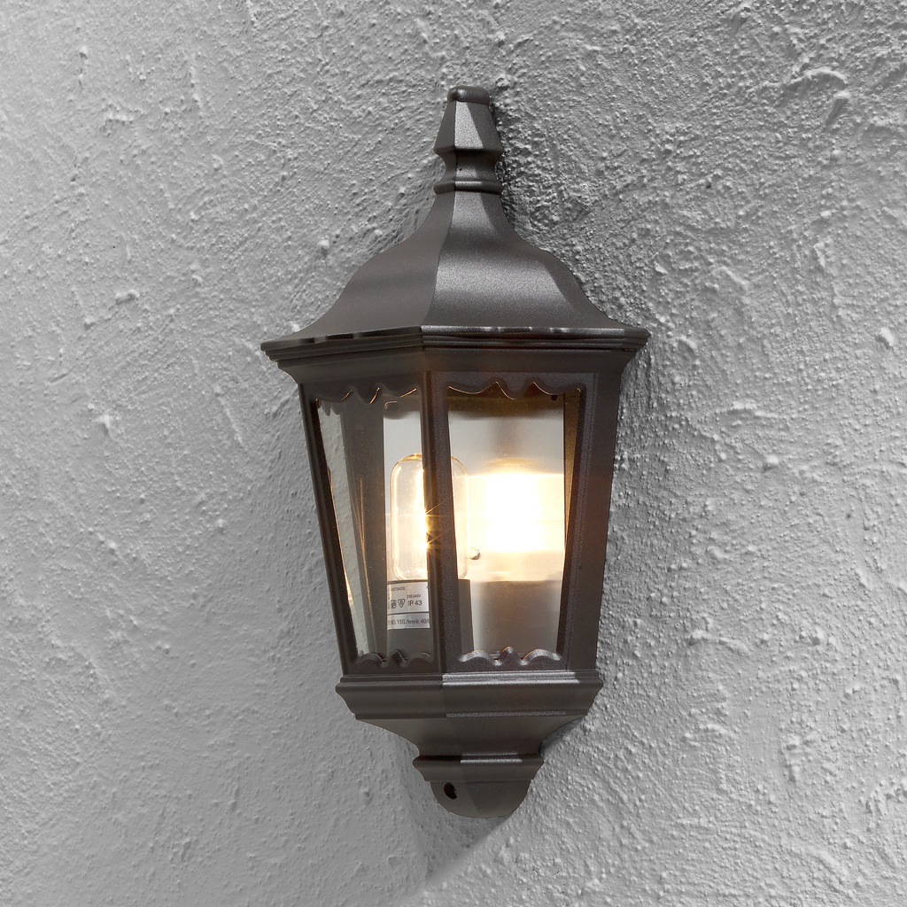 Firenze Noir lampe d’extérieur De Konstsmide - Le design &eacute;l&eacute;gant et la lumi&egrave;re chaleureuse de la lampe cr&eacute;ent une atmosph&egrave;re accueillante, parfaite pour les entr&eacute;es et les patios.