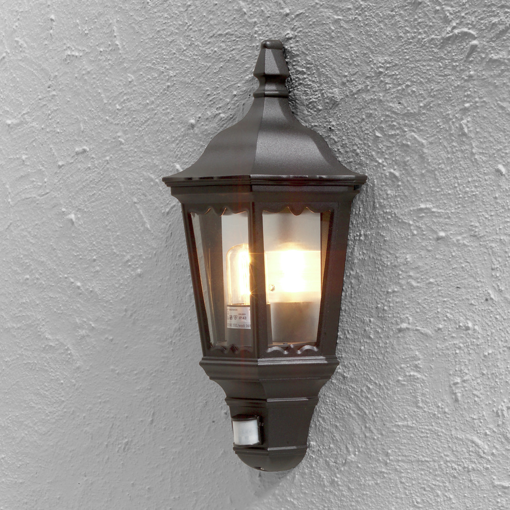 Firenze Noir lampe d’extérieur De Konstsmide - Idéale pour les murs extérieurs et les entrées, la lampe transmet une impression intemporelle et offre une sécurité dans toutes les conditions météorologiques.