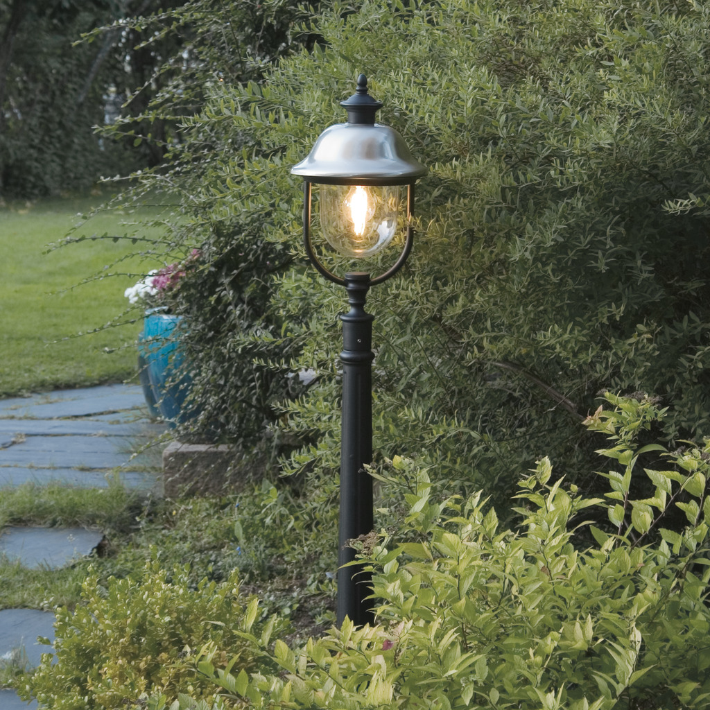 Parma 125cm Noir bornes De Konstsmide - Le design classique ajoute une atmosphère élégante au jardin ou à l'allée et le matériau robuste le rend durable pour une utilisation en extérieur.
