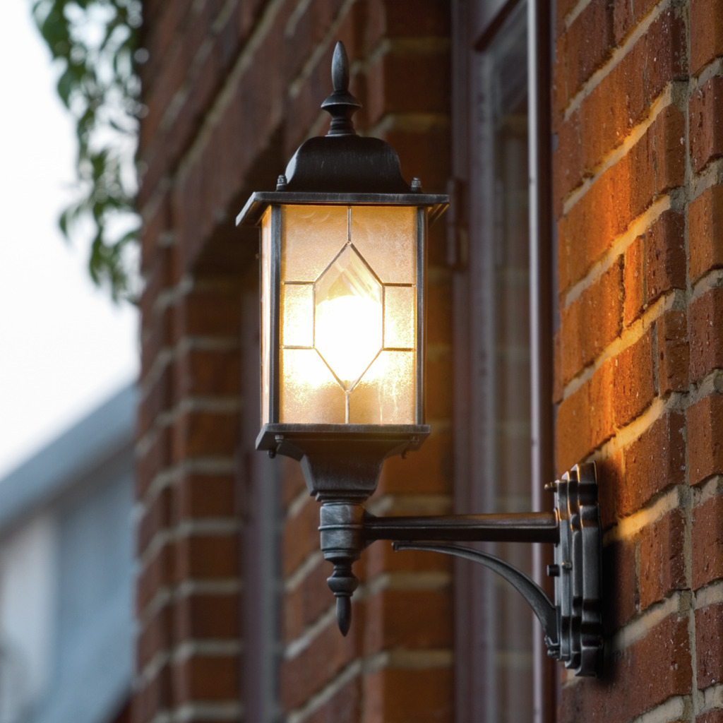 Milano Noir lampe d’extérieur De Konstsmide - Embellissez votre façade avec cette applique murale élégante et classique, parfaite pour créer une atmosphère accueillante et sophistiquée.