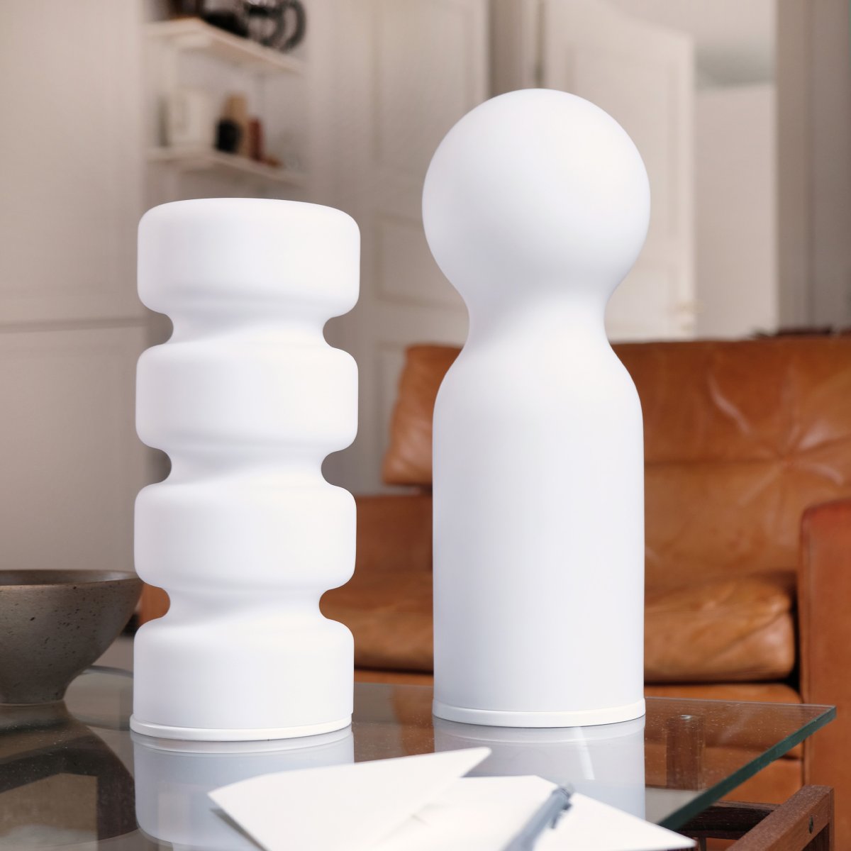 Harper 35cm Blanc lampe de table De Dyberg Larsen - Det matta opalglaset skapar en mjuk och rogivande atmosf&auml;r, perfekt f&ouml;r avkoppling och mysiga stunder.