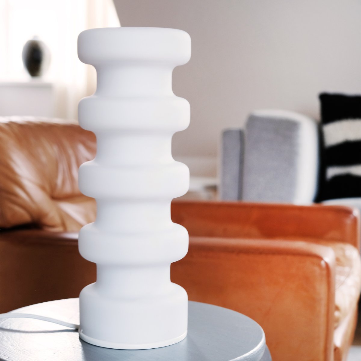 Luna 33cm Blanc lampe de table De Dyberg Larsen - L&aring;t Luna bordslampa bli rummets blickf&aring;ng med sitt f&ouml;rtrollande sken i opalglas och skapa en unik atmosf&auml;r.