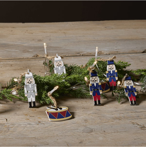 Guirlande Lumineuse Nutcracker 1,8m Multicolore De Star Trading - Les figurines sont reli&eacute;es par de la ficelle de chanvre.