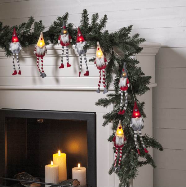 Guirlande Lumineuse Alf 1,4m Multicolore De Star Trading - Guirlande lumineuse &agrave; piles avec huit figurines de P&egrave;re No&euml;l l&eacute;g&egrave;rement plus grandes, en bois et tissu aux couleurs festives.