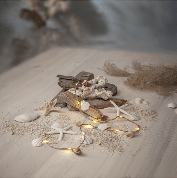 Guirlande Lumineuse Seaside Beige De Star Trading - Un fin c&acirc;ble m&eacute;tallique est recouvert de ficelle de jute.