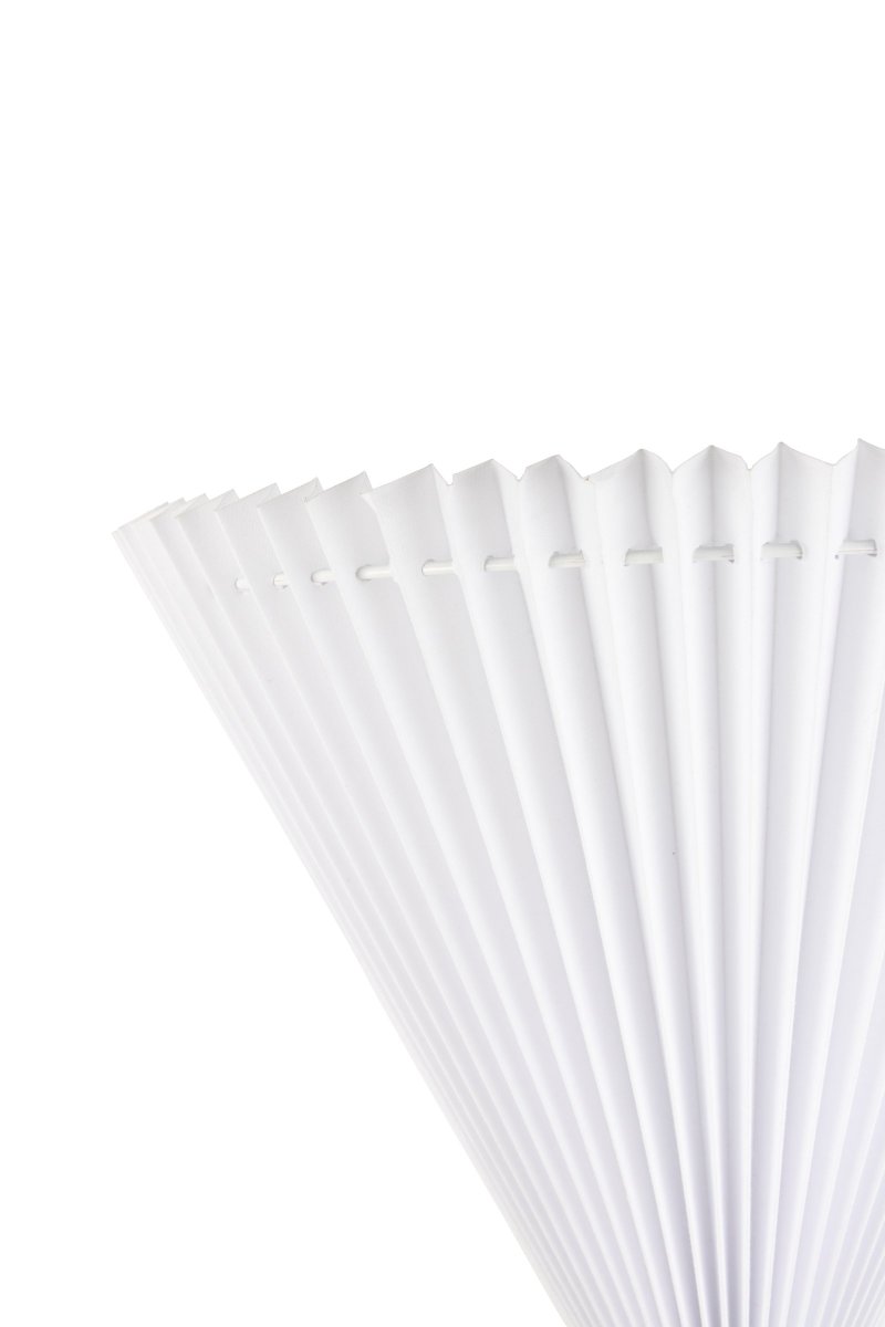 Matisse 34cm Blanc applique murale De Globen Lighting - La lampe est dot&eacute;e d'un c&acirc;ble transparent de 200 cm de long avec interrupteur et prise.