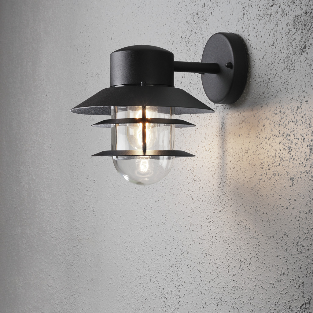 Modena Noir lampe d’extérieur De Konstsmide - Avec son toit protecteur et son design élégant, il offre une lumière agréable et dirigée, idéale pour créer une atmosphère extérieure sûre et accueillante.