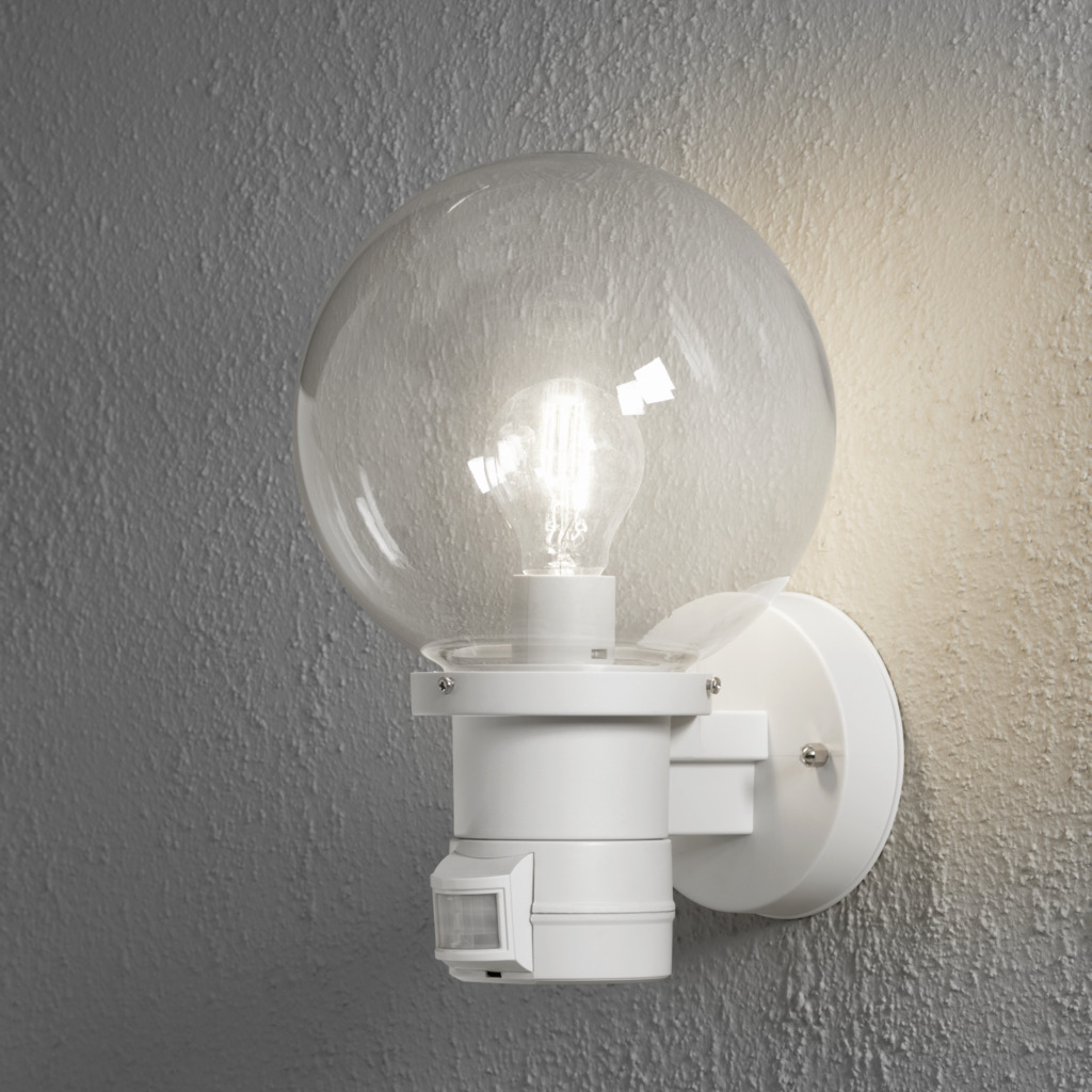 Nemi Blanc lampe d’extérieur De Konstsmide - La conception élégante avec un grand dôme en verre fournit une lumière vive et claire qui s'allume automatiquement lorsqu'un mouvement est détecté - parfait pour les entrées et les allées.