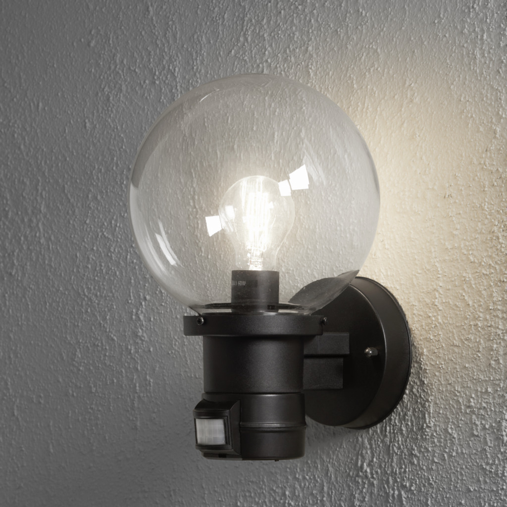 Nemi Noir lampe d’extérieur De Konstsmide - La conception élégante avec un grand dôme en verre fournit une lumière vive et claire qui s'allume automatiquement lorsqu'un mouvement est détecté - parfait pour les entrées et les allées.