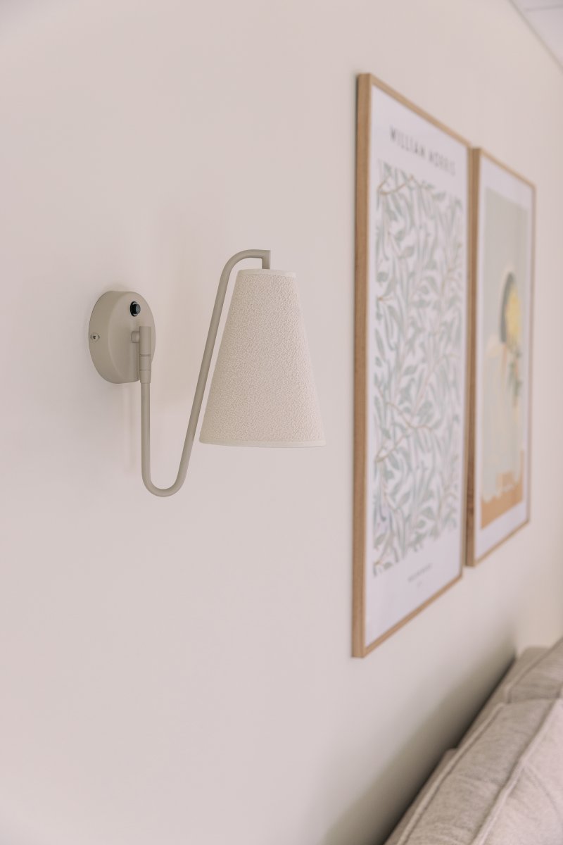 Lou 28cm Beige applique murale De Globen Lighting - Lou est une applique murale &agrave; la fois fonctionnelle et d&eacute;corative, dot&eacute;e d'une structure tubulaire et d'un abat-jour en tissu boucl&eacute;.