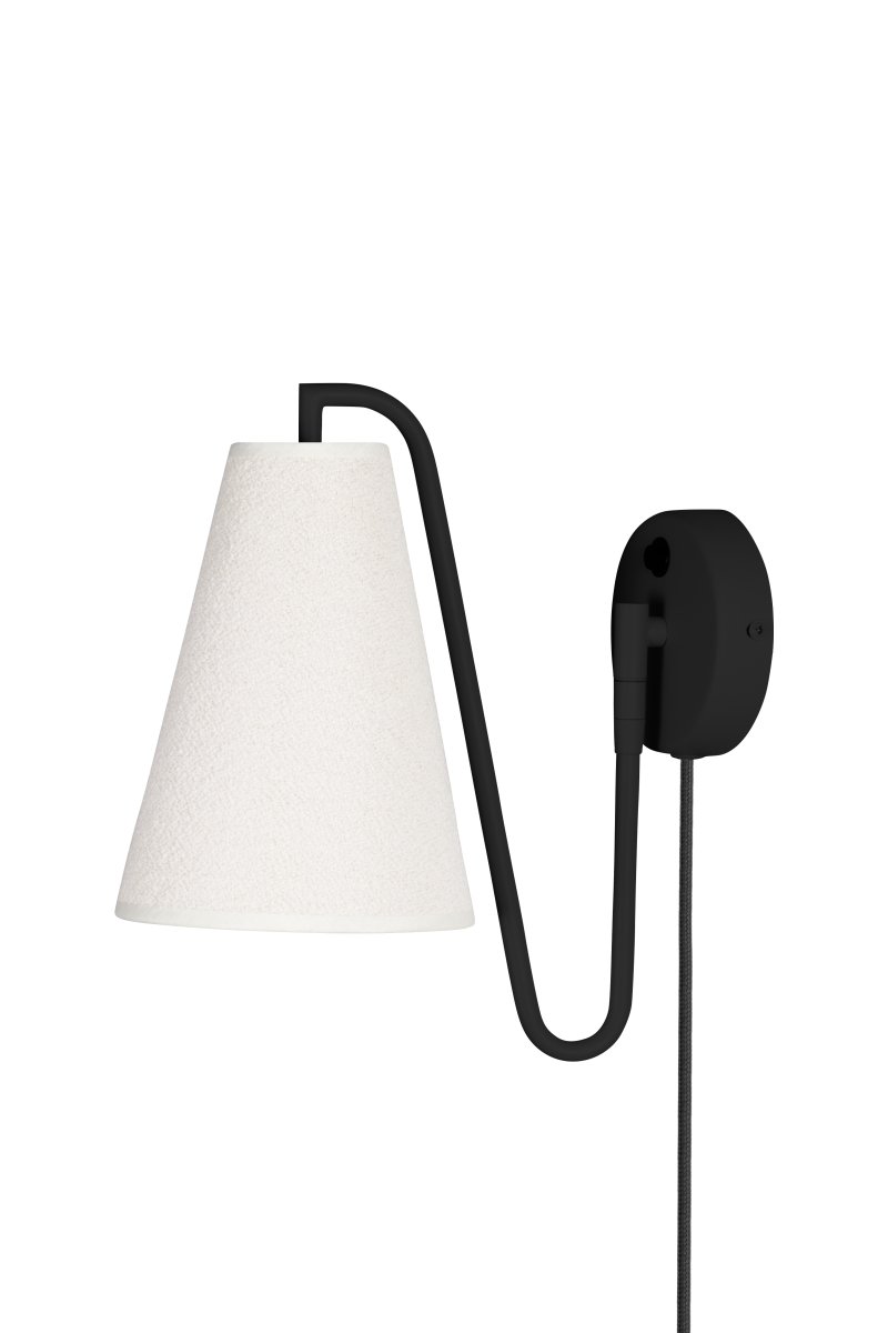 Lou 28cm Noir applique murale De Globen Lighting - Lou est une applique murale &agrave; la fois fonctionnelle et d&eacute;corative, dot&eacute;e d'une structure tubulaire et d'un abat-jour en tissu boucl&eacute;.