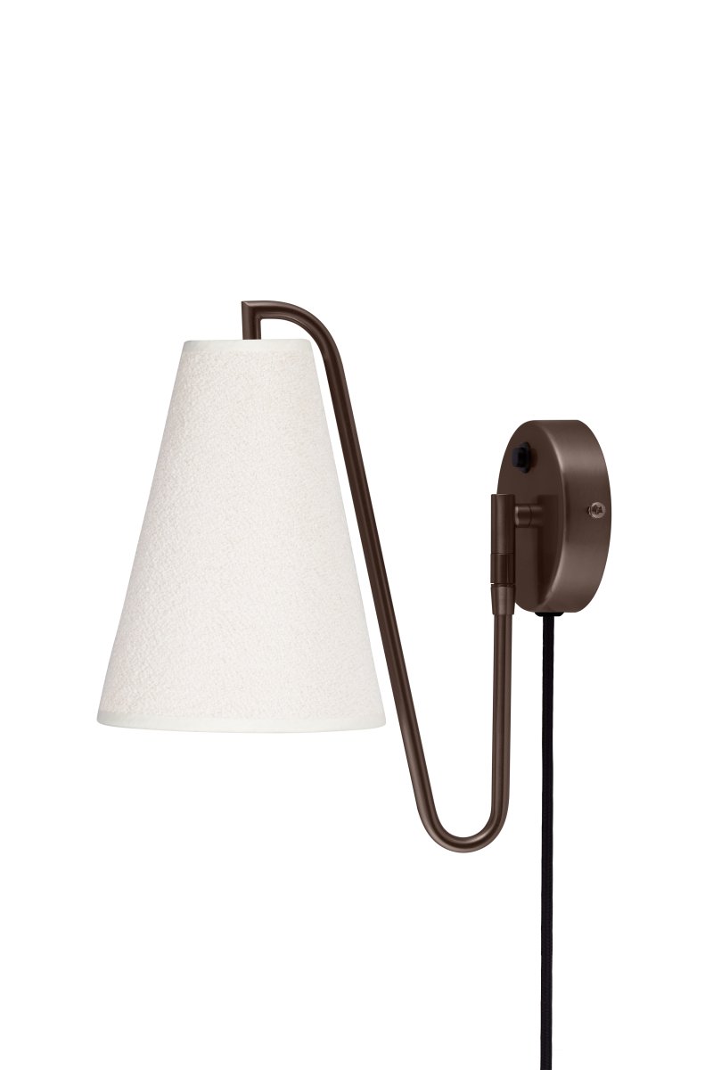 Lou 28cm Bronze applique murale De Globen Lighting - Lou est une applique murale &agrave; la fois fonctionnelle et d&eacute;corative, dot&eacute;e d'une articulation mobile et d'un abat-jour en tissu boucl&eacute;.