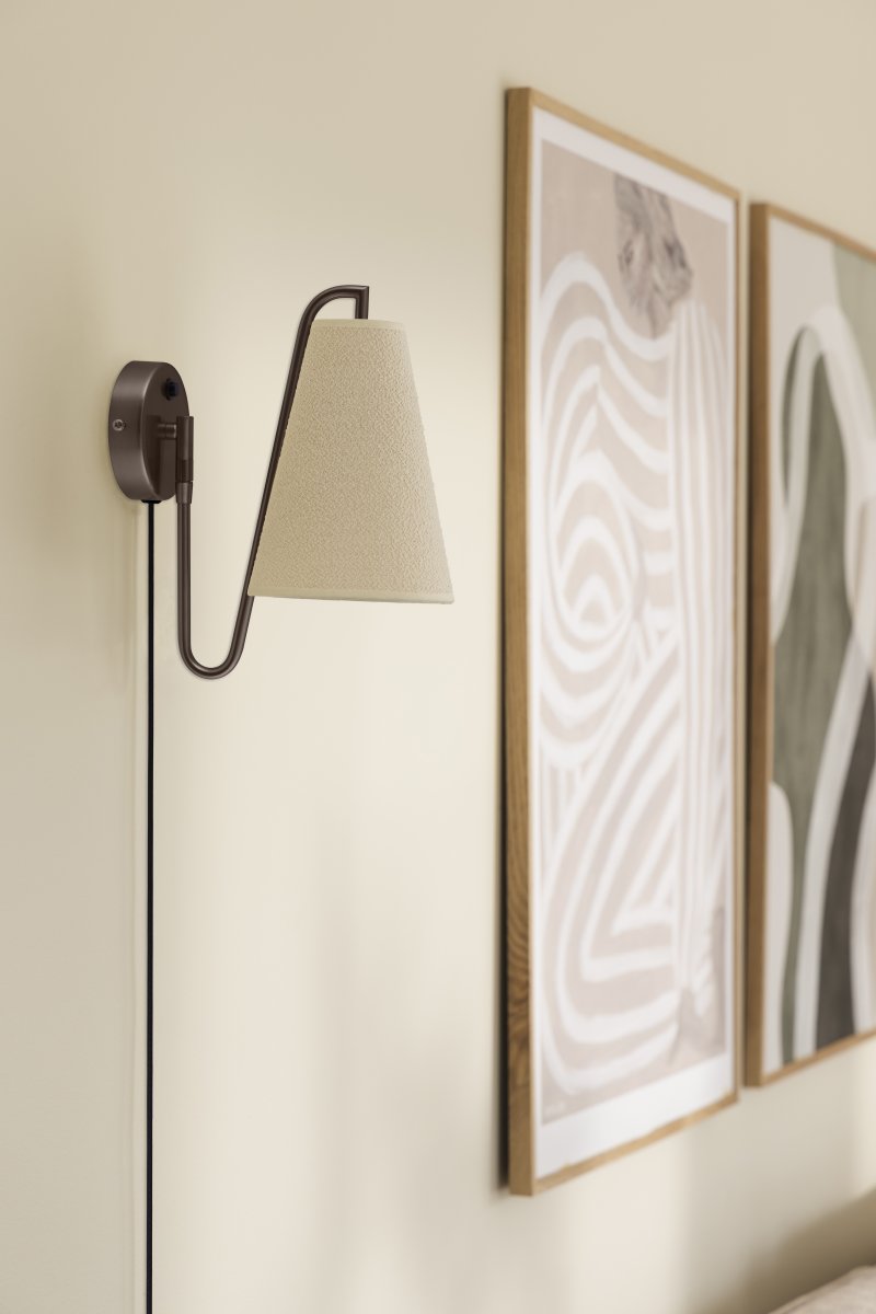 Lou 28cm Bronze applique murale De Globen Lighting - Lou est une applique murale &agrave; la fois fonctionnelle et d&eacute;corative, dot&eacute;e d'une articulation mobile et d'un abat-jour en tissu boucl&eacute;.