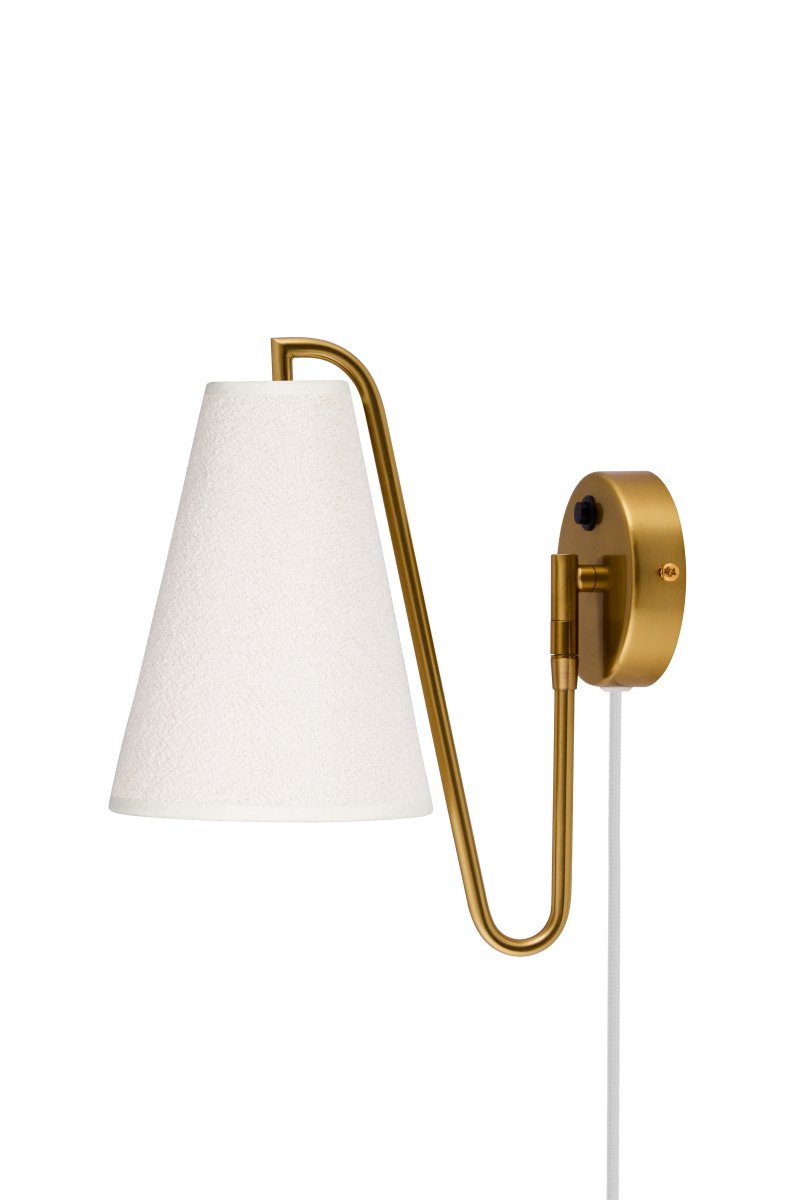 Lou 28cm Laiton brossé applique murale De Globen Lighting - Lou est une applique murale &agrave; la fois fonctionnelle et d&eacute;corative, dot&eacute;e d'une articulation mobile et d'un abat-jour en tissu boucl&eacute;.