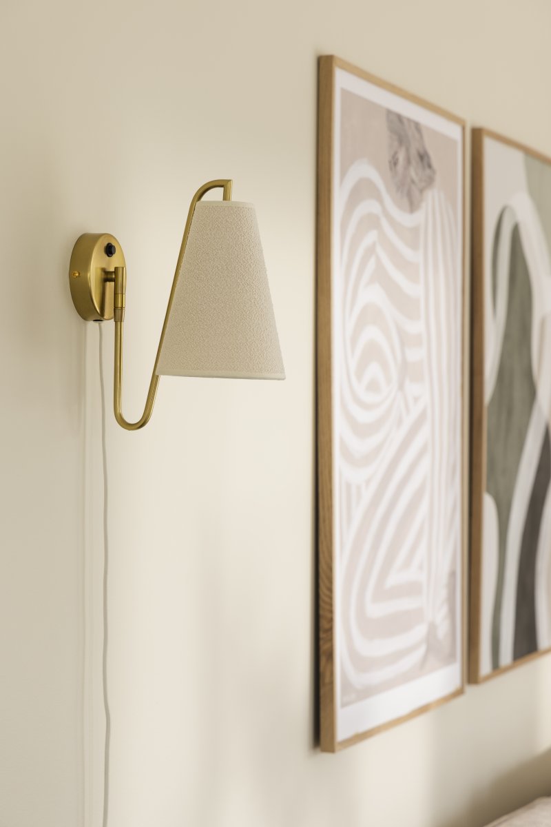 Lou 28cm Laiton brossé applique murale De Globen Lighting - Lou est une applique murale &agrave; la fois fonctionnelle et d&eacute;corative, dot&eacute;e d'une articulation mobile et d'un abat-jour en tissu boucl&eacute;.