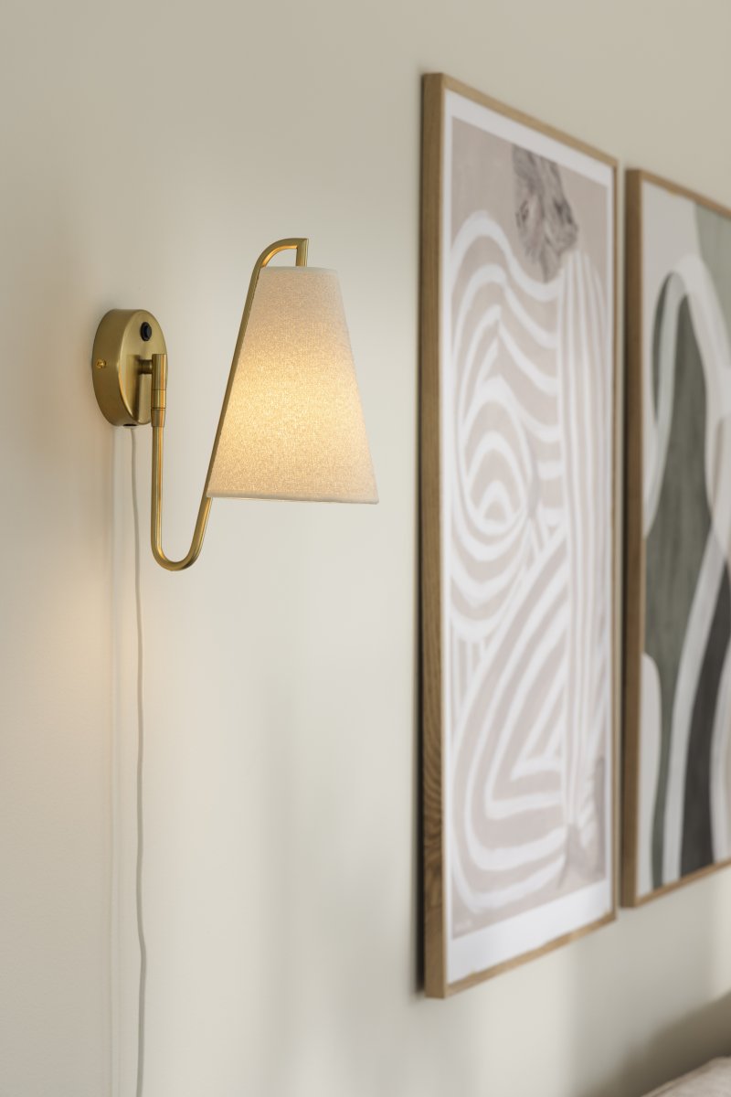 Lou 28cm Laiton brossé applique murale De Globen Lighting - Lou est une applique murale &agrave; la fois fonctionnelle et d&eacute;corative, dot&eacute;e d'une articulation mobile et d'un abat-jour en tissu boucl&eacute;.