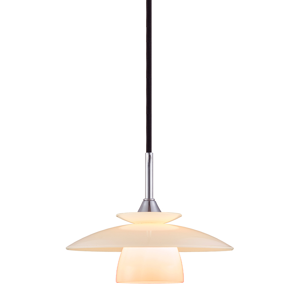 Scandinavia Ø20 Opale suspension De Halo Design - La lampe émet une lumière douce et agréable qui crée une atmosphère chaleureuse et accueillante au-dessus de la table à manger, dans la cuisine ou dans le couloir.