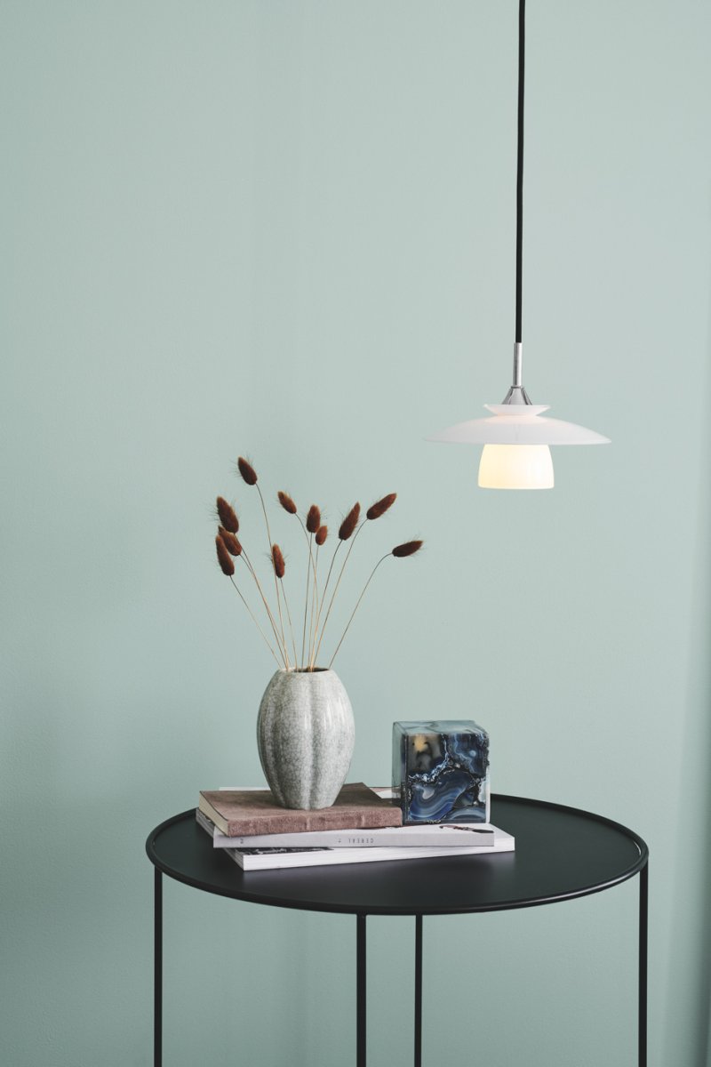 Scandinavia Ø20 Opale suspension De Halo Design - La lampe émet une lumière douce et agréable qui crée une atmosphère chaleureuse et accueillante au-dessus de la table à manger, dans la cuisine ou dans le couloir.
