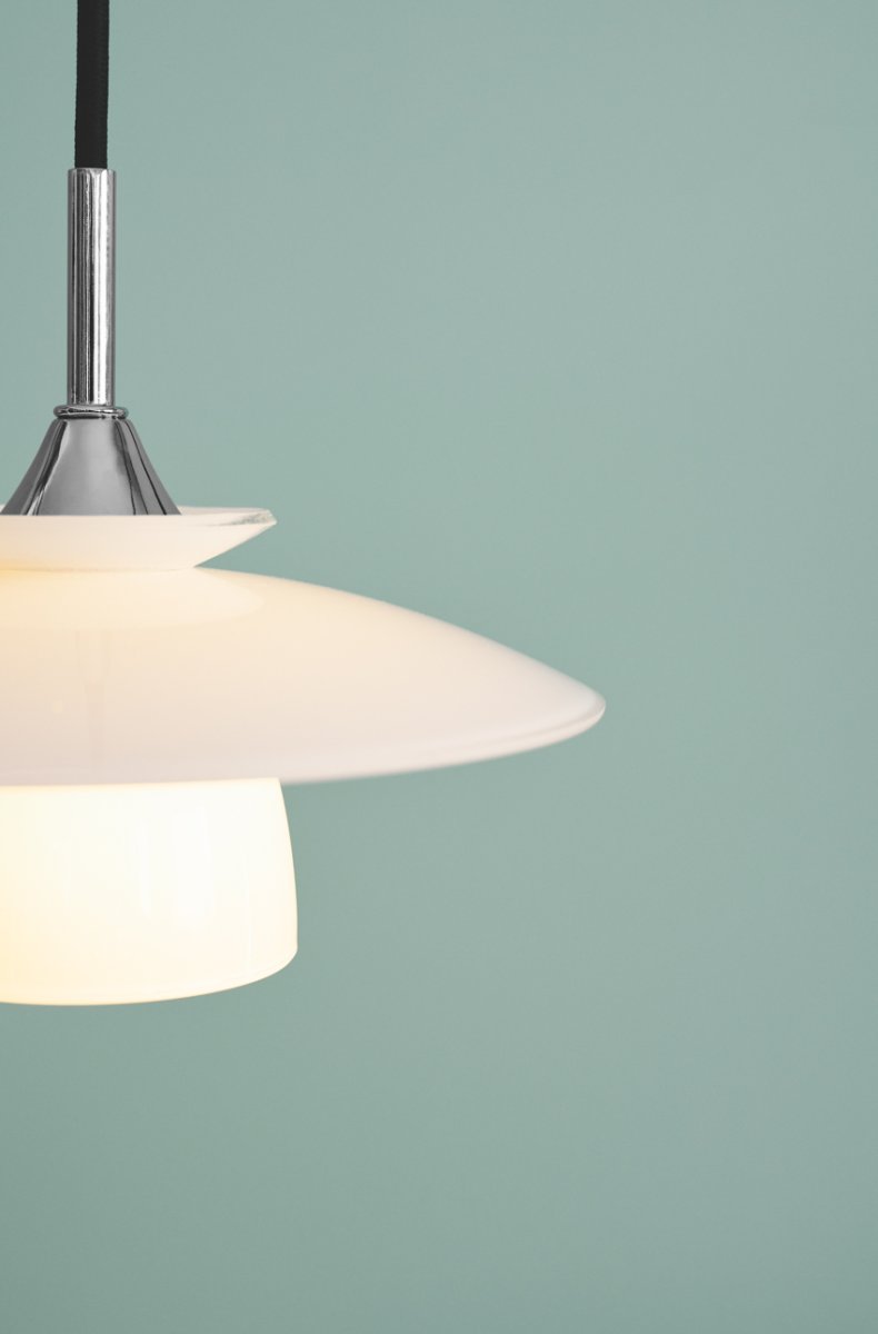 Scandinavia Ø20 Opale suspension De Halo Design - La lampe émet une lumière douce et agréable qui crée une atmosphère chaleureuse et accueillante au-dessus de la table à manger, dans la cuisine ou dans le couloir.