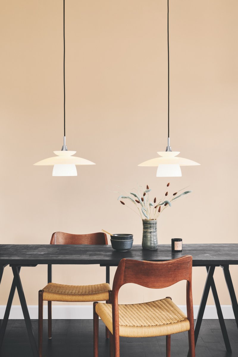 Scandinavia Ø40 Opale suspension De Halo Design - La lampe &eacute;met une lumi&egrave;re douce et agr&eacute;able qui cr&eacute;e une atmosph&egrave;re chaleureuse et accueillante au-dessus de la table &agrave; manger, dans la cuisine ou dans le couloir.