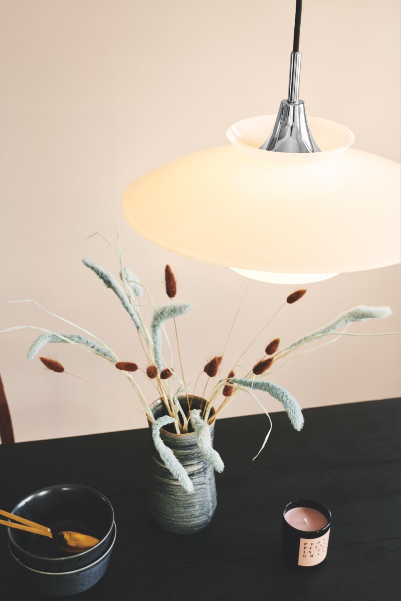 Scandinavia Ø40 Opale suspension De Halo Design - La lampe &eacute;met une lumi&egrave;re douce et agr&eacute;able qui cr&eacute;e une atmosph&egrave;re chaleureuse et accueillante au-dessus de la table &agrave; manger, dans la cuisine ou dans le couloir.