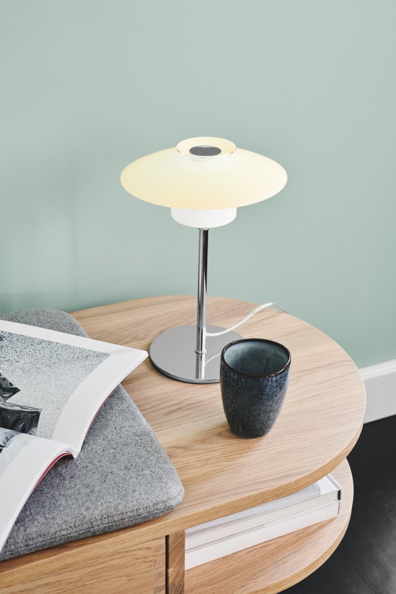 Scandinavia 30cm Opale lampe de table De Halo Design - Scandinavia est &agrave; la fois pratique et esth&eacute;tique &ndash; une lampe qui allie harmonieusement fonction et forme.