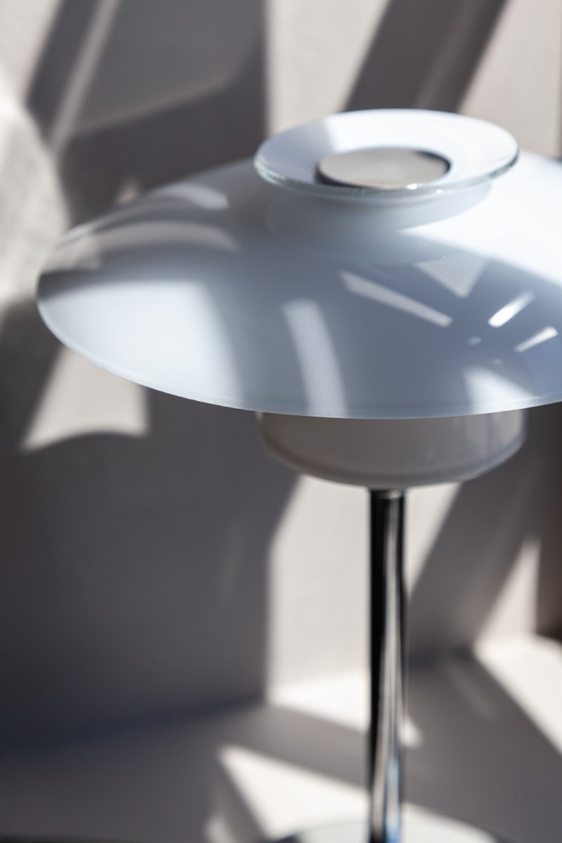 Scandinavia 30cm Opale lampe de table De Halo Design - Scandinavia est &agrave; la fois pratique et esth&eacute;tique &ndash; une lampe qui allie harmonieusement fonction et forme.