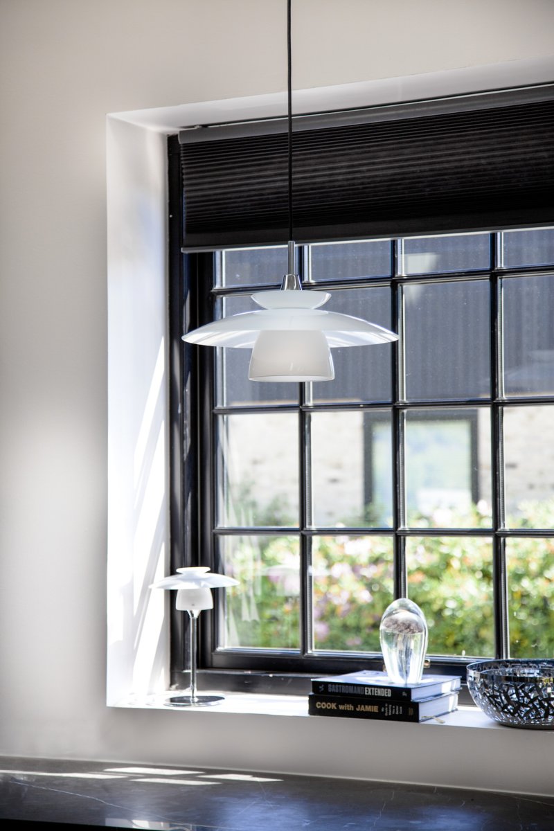 Scandinavia 30cm Opale lampe de table De Halo Design - Scandinavia est &agrave; la fois pratique et esth&eacute;tique &ndash; une lampe qui allie harmonieusement fonction et forme.