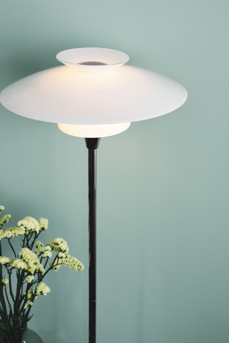 Scandinavia Opale lampadaire De Halo Design - Scandinavia est à la fois pratique et esthétique – une lampe qui allie harmonieusement fonction et forme.