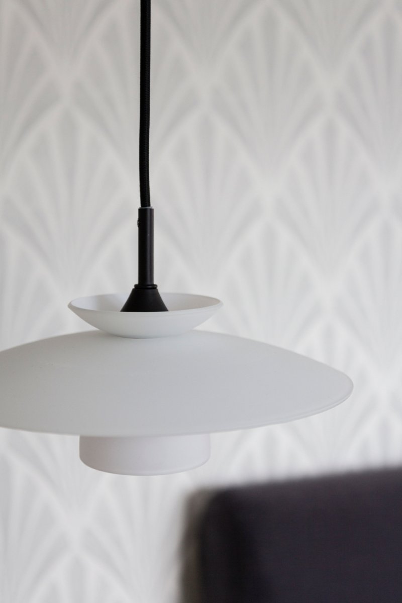 Scandic Ø25 Opale suspension De Halo Design - La lampe &eacute;met une lumi&egrave;re chaude et uniforme et est donc id&eacute;ale pour la table de la cuisine, le salon ou la salle &agrave; manger.
