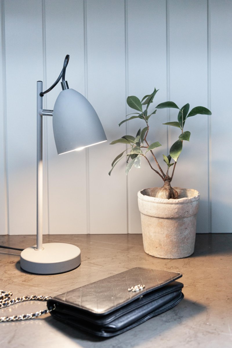 Yep! 37cm Gris lampe de bureau De Halo Design - Il s'adapte parfaitement &agrave; votre bureau, table de chevet ou table d'appoint et ajoute une atmosph&egrave;re chaleureuse et &eacute;l&eacute;gante &agrave; votre maison.