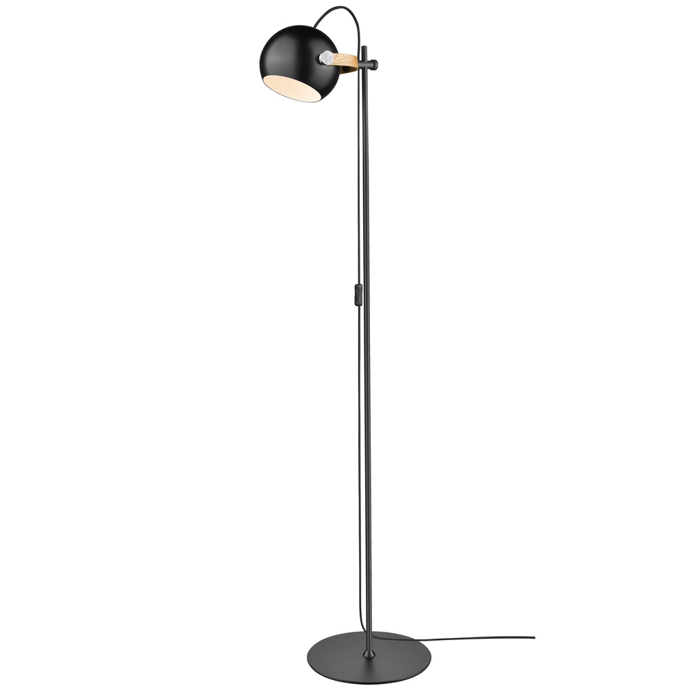 D.C Ø18 Noir lampadaire De Halo Design - Le cadre en ch&ecirc;ne plaqu&eacute; joue &eacute;galement un r&ocirc;le important en vous permettant de faire pivoter et d'incliner l'abat-jour pour diriger la lumi&egrave;re l&agrave; o&ugrave; vous le souhaitez.
